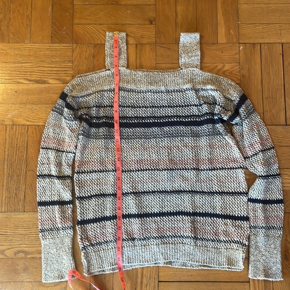 Multicolored striped cold shoulder sweater - Picture 2 of 4